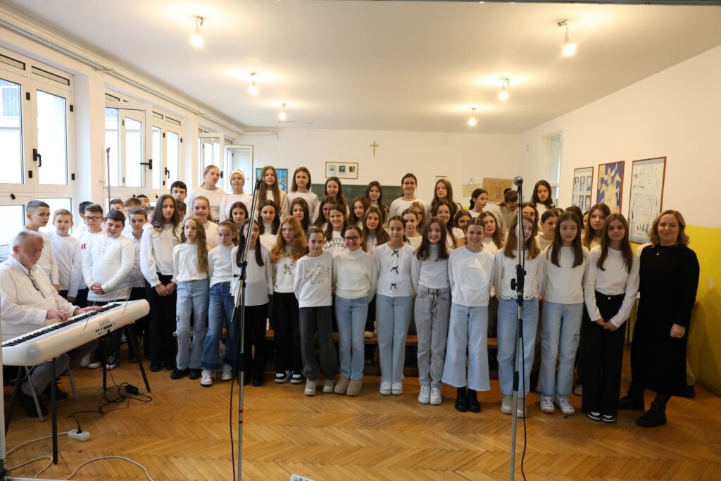 BOŽIČNA PRIREDBA U PRVOJ OSNOVNOJ ŠKOLI