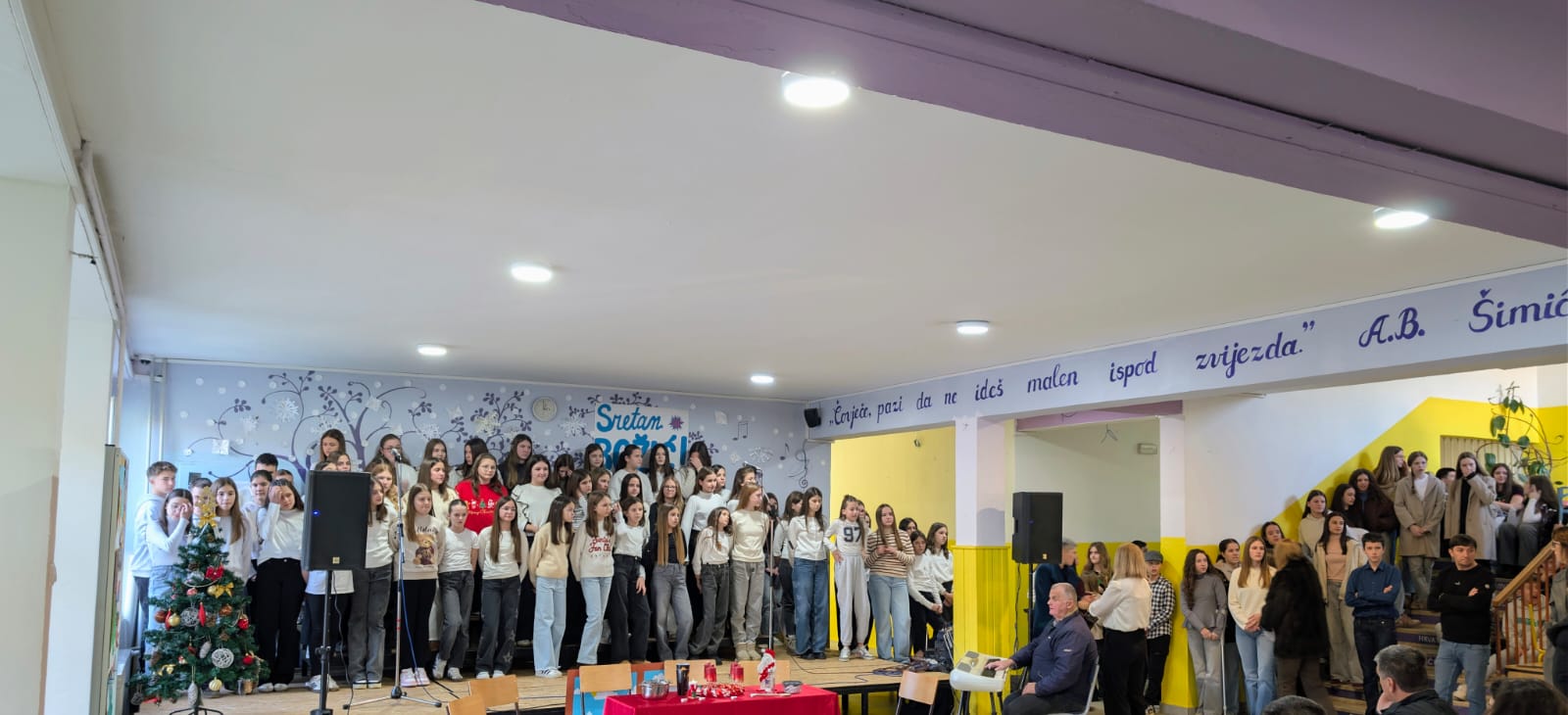 BOŽIĆNA PRIREDBA U PRVOJ OSNOVNOJ ŠKOLI